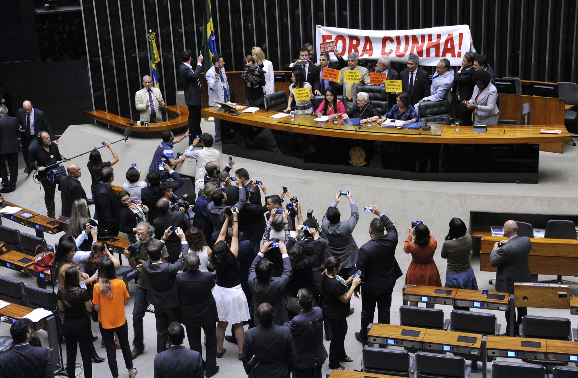 Após vice-presidente encerrar a sessão, deputados governistas assumem a bancada e fazem sessão informal. Luis Macedo/Câmara dos Deputados - 05.05.16