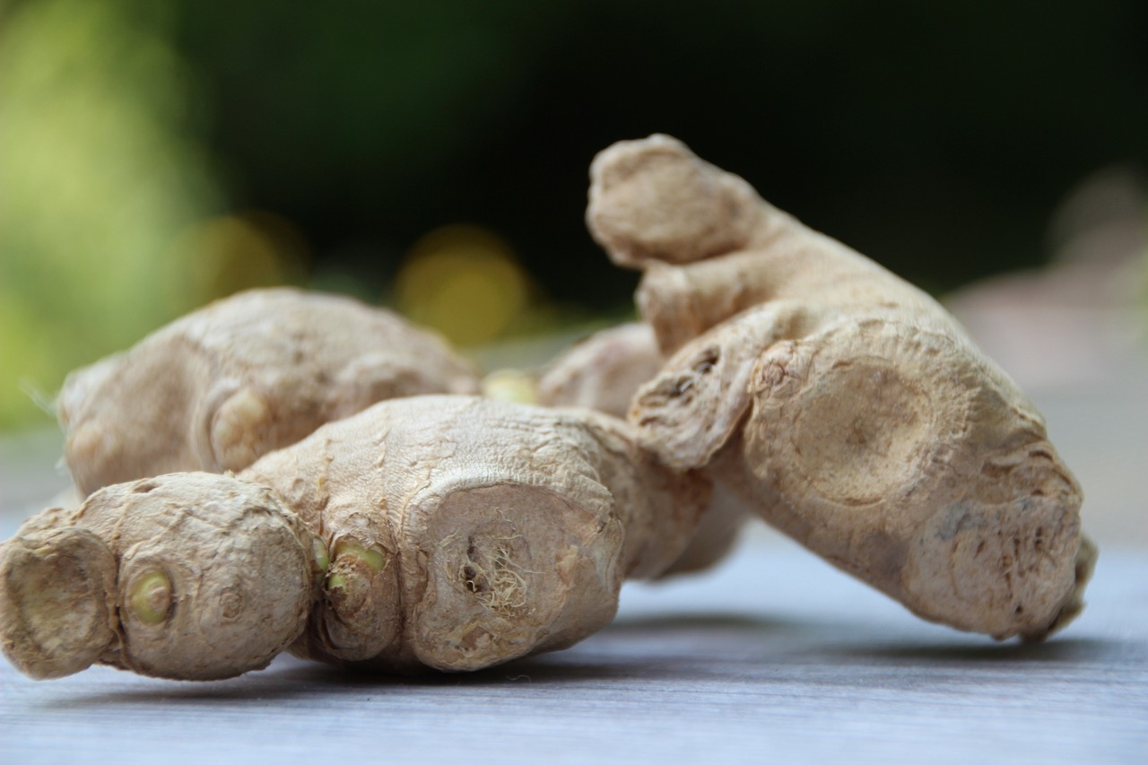 Seu sabor característico, levemente picante e aromático, torna-o um ingrediente versátil, presente em chás, sucos, pratos salgados, sobremesas e até biscoitos.
 Reprodução: Flipar