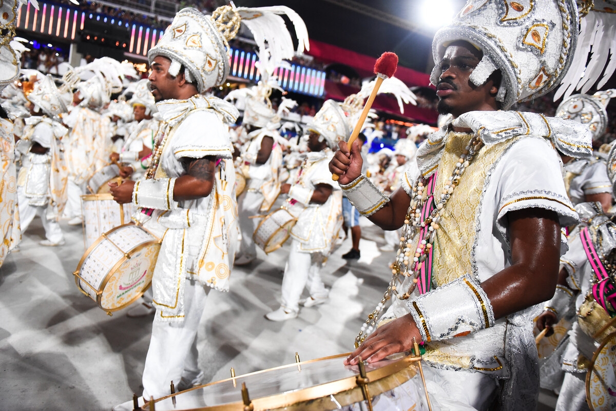 Por outro lado, devem ser  desconsideradas possíveis panes no sistema de som, a utilização de instrumentos. O julgador deve perceber se as bossas e paradinhas foram bem executadas, se a bateria não atravessou, provocando o desentrosamento entre ritmo e canto. Reprodução: Flipar