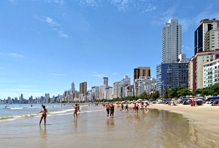 A principal praia de Balneário Camboriú é a Praia Central, talvez o grande cartão-postal da cidade, que tem ainda Laranjeiras, Estaleirinho, Amores, Taquaras, Taquarinhas, Buraco, entre outros.  Reprodução: Flipar