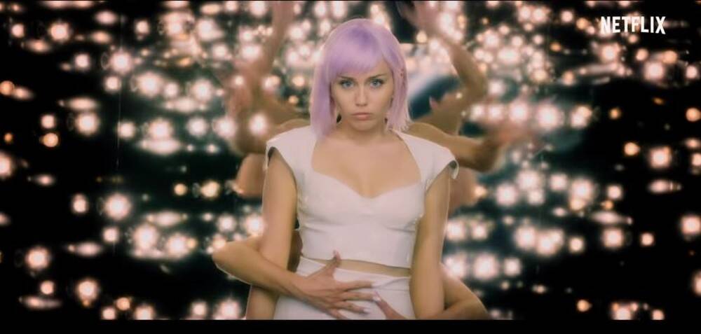 O primeiro trailer da quinta temporada de “Black Mirror” foi divulgado pela Netflix na quarta (15) e confirmou a presença de grandes estrelas, como Miley Cyrus, que aparece de peruca roxa em uma das cenas. Foto: Reprodução