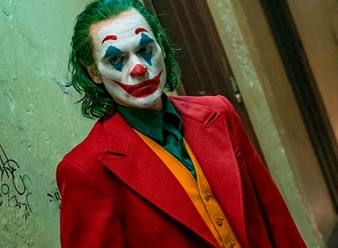 O filme, que se distancia dos quadrinhos e das tradicionais histórias do Batman, foca nas questões sociais e psicológicas que moldam a figura do Coringa, explorando o impacto da sociedade sobre um indivíduo em sofrimento. Reprodução: Flipar