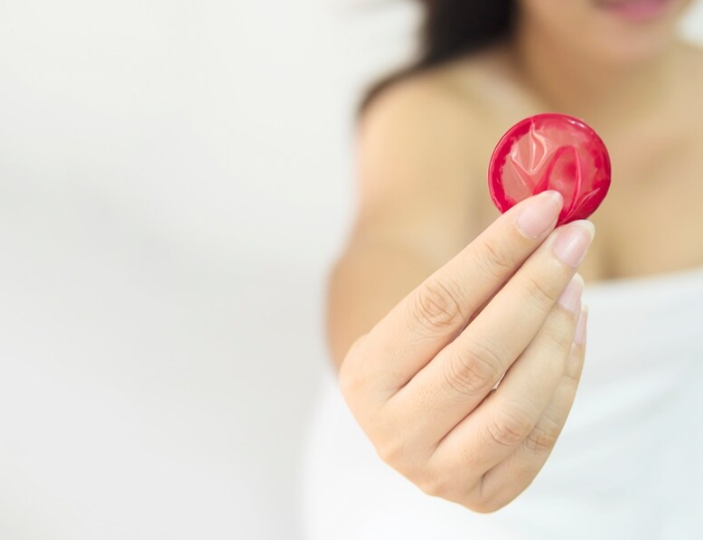 Proteção -- O uso da camisinha externa e interna (em todas as relações sexuais) é o método mais seguro e eficaz contra o vírus. 