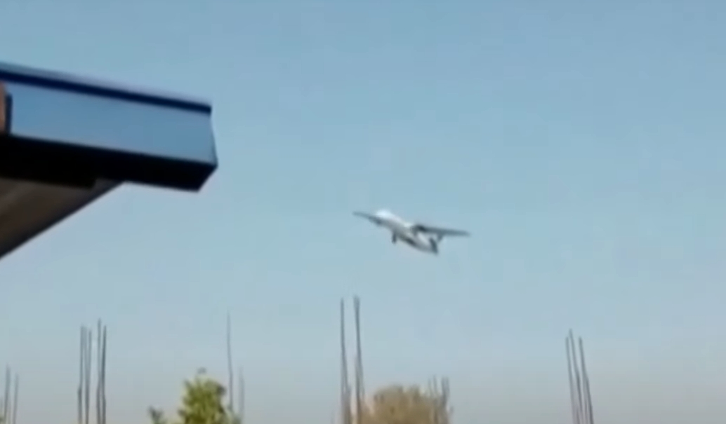 Num vídeo compartilhado nas redes sociais, o avião foi visto por várias pessoas quando voava baixo sobre uma área residencial. Reprodução: Flipar