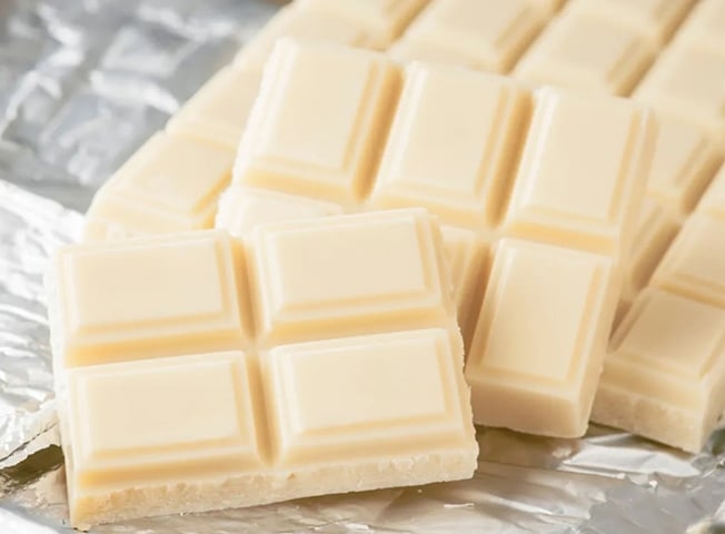 Não é chocolate: Adorado por alguns e odiado por muitos, o chocolate branco na verdade não é considerado chocolate. Isso porque ele contém apenas manteiga de cacau, açúcar e leite, ou seja, não leva cacau em sua receita. Reprodução: Flipar