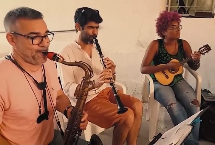 O choro tem influências de diversos estilos musicais, como a polca, o lundu, o maxixe e a modinha, e é caracterizado por sua alegria e vivacidade.  Reprodução: Flipar