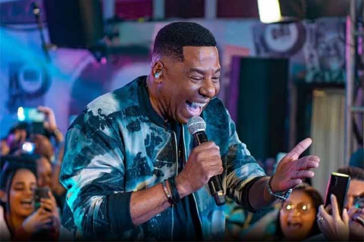 Desde jovem, Netinho enfrentou dificuldades econômicas. Com apenas sete anos, ele trabalhou vendendo doces em trem na cidade de Carapicuíba como forma de complementar a renda da família. 
 Reprodução: Flipar