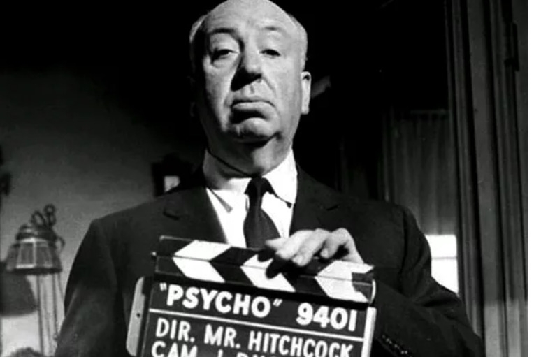 Psicose (1960): eis um clássico do cinema mundial. Dirigido por Alfred Hitchcock, é um suspense psicológico centrado em Marion Crane (Janet Leigh), que rouba uma grande quantia de dinheiro e foge para um motel isolado. No motel, ela encontra o enigmático proprietário, Norman Bates (Anthony Perkins), e sua mãe dominadora. Hitchcock usa uma combinação de suspense psicológico e tensão visual para criar uma experiência cinematográfica marcante, culminando em uma série de reviravoltas que mudam completamente a direção da história. Reprodução: Flipar