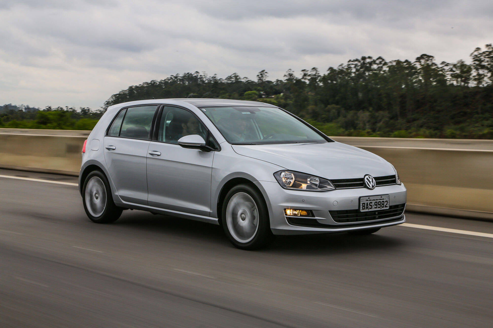 Esqueça o motor 1.6, o Volkswagen Golf 1.0 TSI é a verdadeira versão de entrada do hatch médio, por R$ 74.990.. Foto: Divulgação/Volkswagen