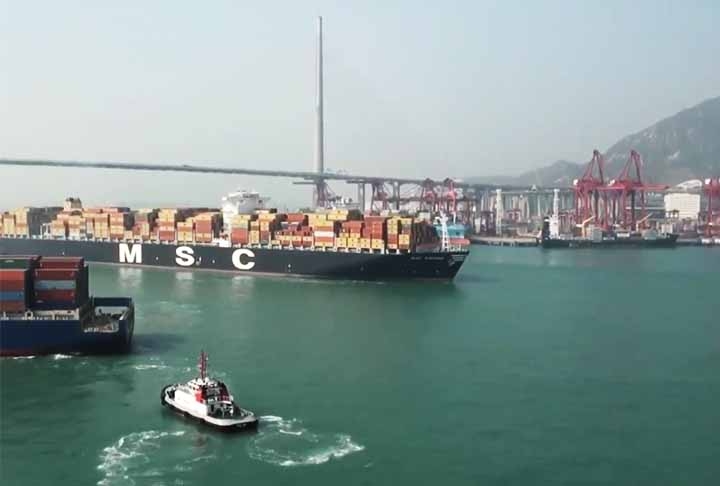 O Porto de Hong Kong é um dos centros logísticos mais importantes do mundo, situado na Região Administrativa Especial de Hong Kong. Com uma infraestrutura moderna e eficiente, o porto é um hub crucial para o comércio de contêineres e carga geral. Reprodução: Flipar