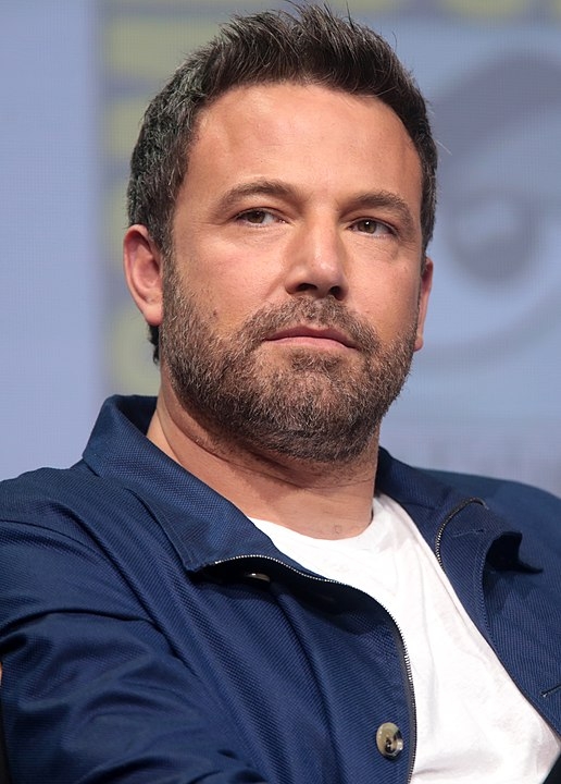 Ben Affleck - Nascido em 15/8/1972 em Berkeley, na Califórnia, nos Estados Unidos, o ator, roteirista e diretor de cinema tem  1,92 metro. Reprodução: Flipar