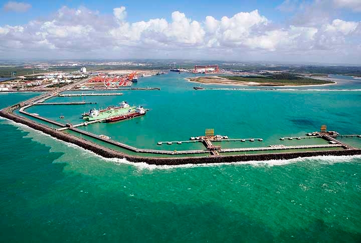 Economicamente, Pernambuco tem se destacado nos últimos anos com o crescimento de setores como tecnologia, turismo e indústria. O Porto de Suape, um dos maiores complexos industriais e portuários do Brasil, é um importante motor econômico para o estado. Reprodução: Flipar