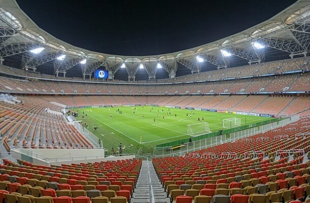 As duas semifinais e a decisão do Mundial serão disputadas no estádio King Abdullah em Jidá. Segundo maior palco do país, tem capacidade para 62.241 espectadores. - Foto: Saudipics/Wikimedia Commons