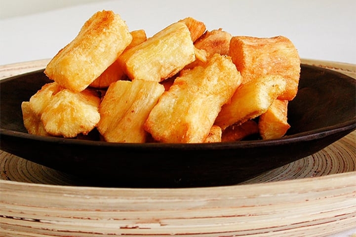Embora seja um alimento incrivelmente nutritivo, é importante destacar que a mandioca deve ser consumida com cuidado no preparo. A mandioca crua contém glicosídeos cianogênicos, compostos que podem liberar cianeto e serem tóxicos quando não são devidamente removidos durante o cozimento ou processamento. Reprodução: Flipar