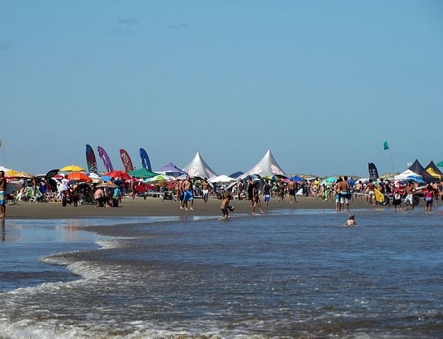 Outra praia com registros de águas-vidas no sul brasileiro é a Praia do Cassino, que aparece no topo das listas das maiores praias do mundo, pois tem incríveis 245 km de extensão.  Reprodução: Flipar