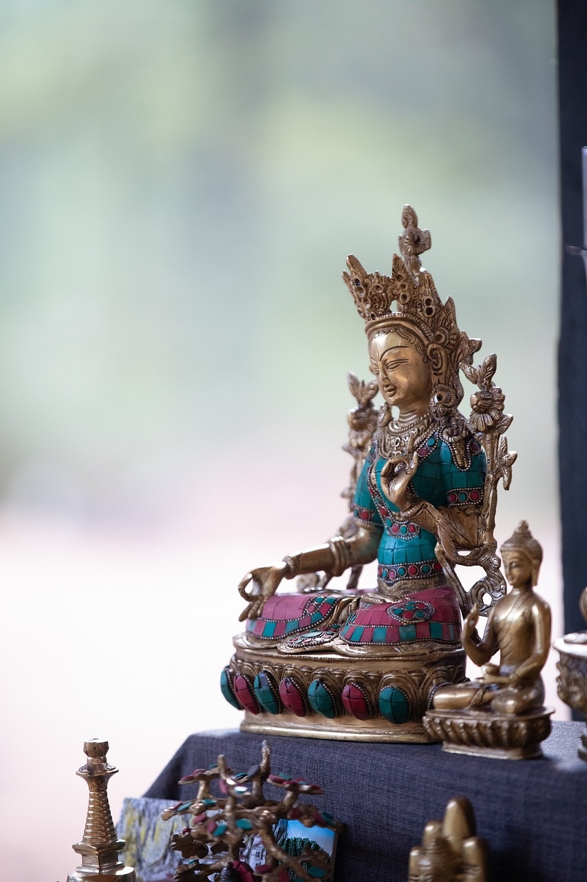 A cultura butanesa é fortemente influenciada pelo budismo tibetano, que é a religião predominante no país. O Budismo desempenha um papel central na vida cotidiana e nas práticas culturais. Reprodução: Flipar