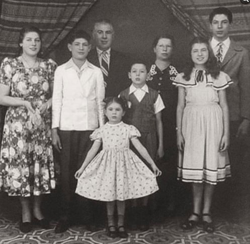 Aos 14 anos, foi camelô, com o irmão Leon. O primeiro produto vendido foi capa para título de eleitor. O Brasil começava a redemocratização após o Estado Novo (1937-1945). Na foto, Senor (em pé, à dir) com pais e irmãos Reprodução: Flipar