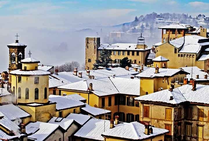 As chaminés, presentes em locais de baixa temperatura, são usadas para ventilar fumaça e gases da queima de combustíveis, como madeira, carvão ou gás, de lareiras, fogões a lenha ou aquecedores. Impedem o acúmulo de monóxido de carbono e outras substâncias tóxicas no ambiente em que as pessoas e os pets ficam.  Reprodução: Flipar