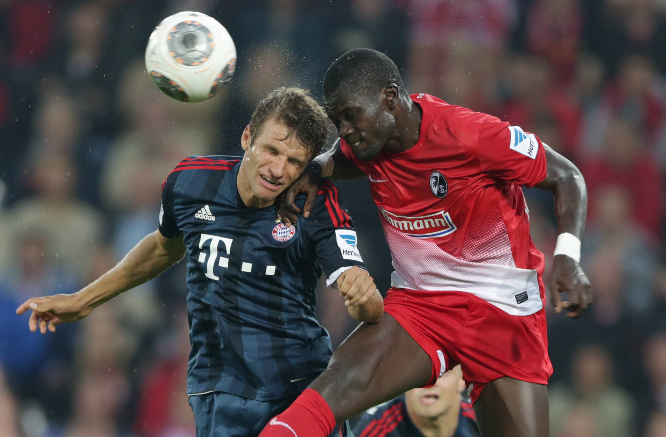 Müller e Diagne disputam a bola pelo alto Matthias Schrader/AP