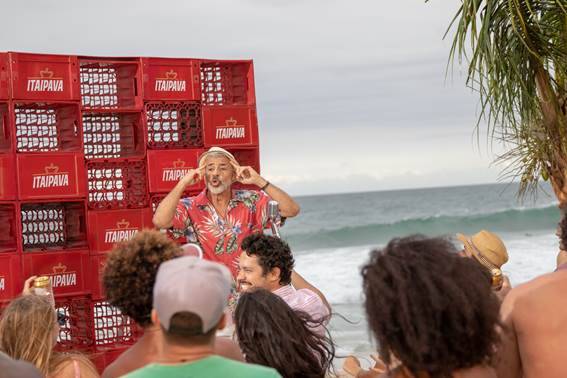 Lulu Santos estrela campanha de cerveja com Aline Riscado. Foto: Carol Godefroid