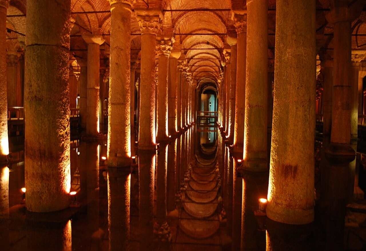 Enquanto a Cisterna da Basílica, com suas 336 colunas de mármore e atmosfera misteriosa, transporta os visitantes a um passado fascinante de engenharia bizantina. Reprodução: Flipar