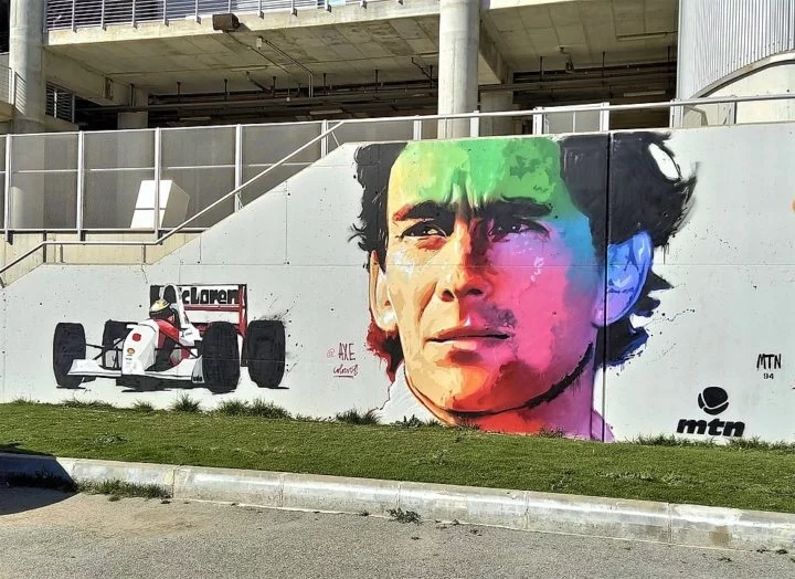 Para além das conquistas nas pistas, Ayrton Senna se tornou um símbolo de esperança e inspiração para milhões de pessoas ao redor do mundo. Reprodução: Flipar