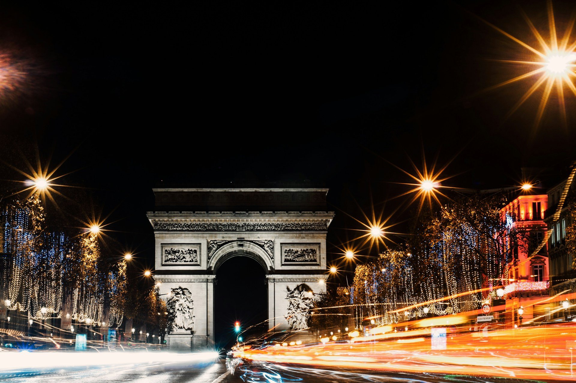 Champs-Élysées e Arco do Triunfo: passeie pela avenida mais famosa do mundo e suba ao topo do Arco do Triunfo para ter outra vista espetacular.  Craig Philbrick/Unsplash