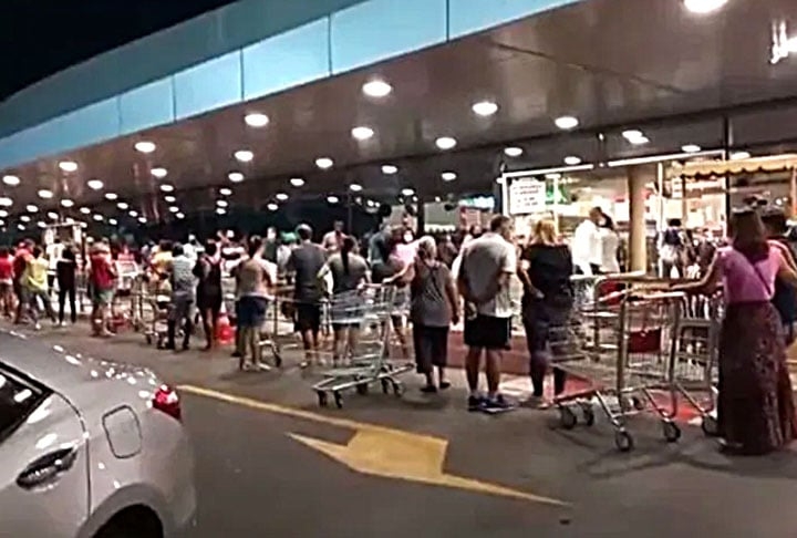 Evite os dias (início do mês) e os horários de maior movimento nos supermercados. Reprodução: Flipar