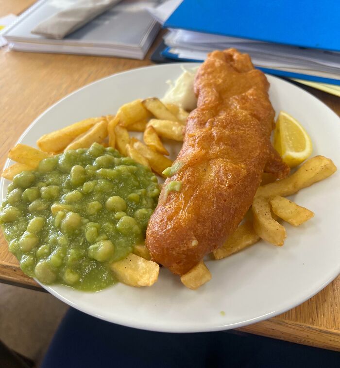 Tradicional prato na Inglaterra, o fish and chips, que leva peixe e batatas fritas, custa cerca de R$ 20 em uma escola particular Reprodução/redes sociais