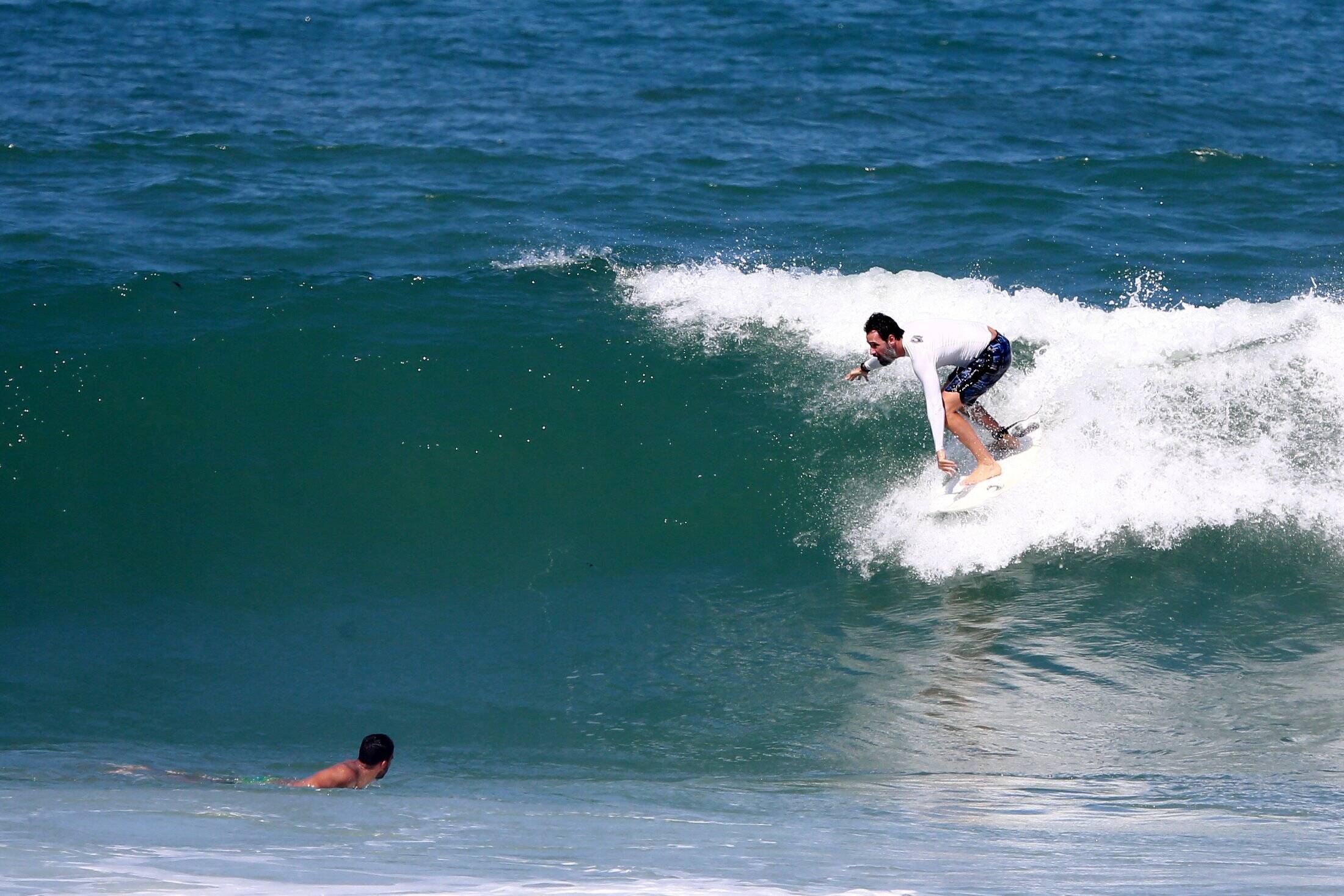 Rodrigo Santoro surfa na praia da macumba, no Rio. Foto: FOTOS: DILSON SILVA / AGNEWS