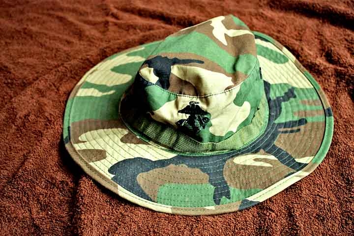 O boonie hat é um chapéu de lona com aba larga, projetado para proteção contra o sol e a chuva. Comumente utilizado por militares e aventureiros, ele é popular em ambientes tropicais e durante atividades ao ar livre. Reprodução: Flipar