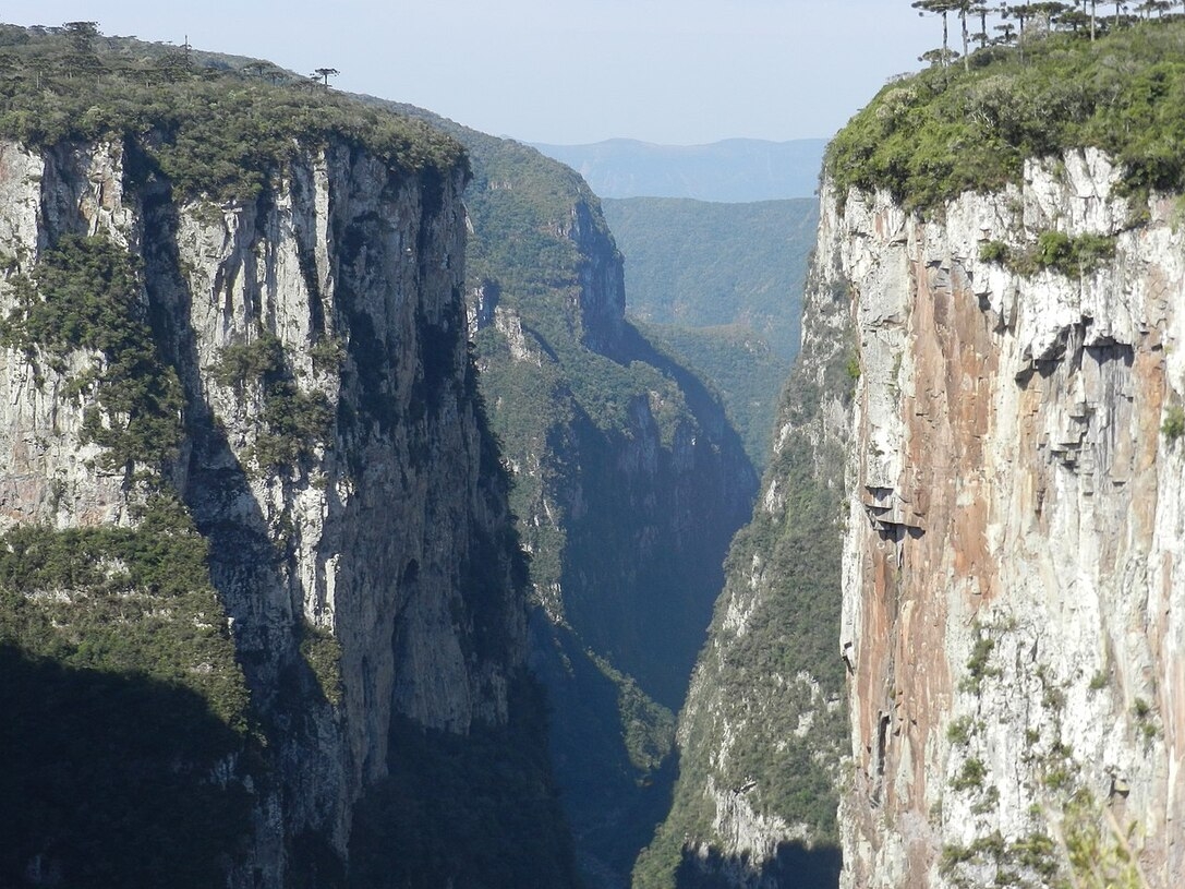 Com cerca de 5,8 km de extensão e paredes verticais que chegam a atingir até 720 metros de altura, o cânion oferece uma vista espetacular da imensidão da natureza. Os visitantes ainda podem fazer uma trilha e observar a paisagem de cima de um mirante! Reprodução: Flipar