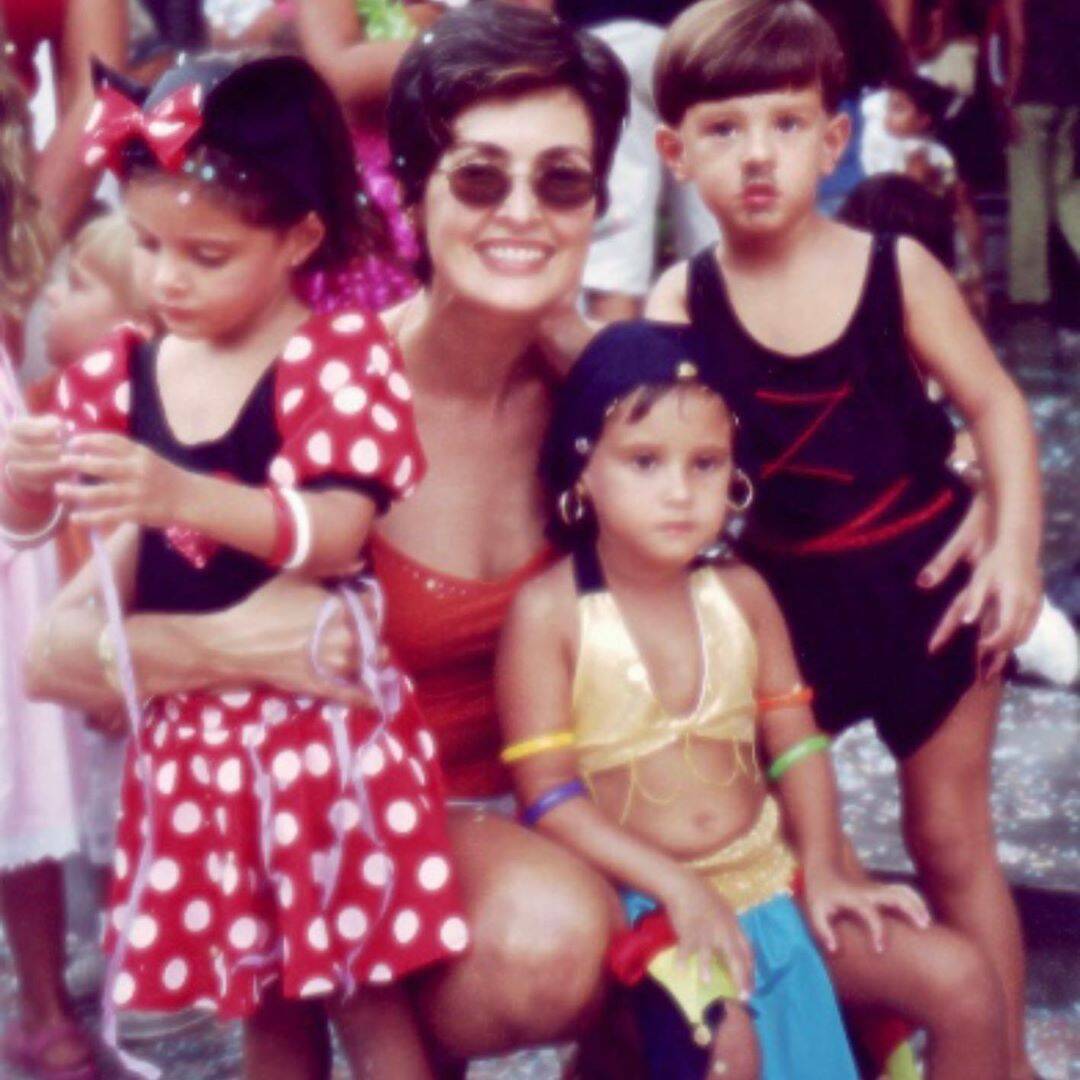Fátima Bernardes com os filhos trigêmeos Laura, Beatriz e Vinícius. Foto: Reprodução/Instagram/@fatimabernardes