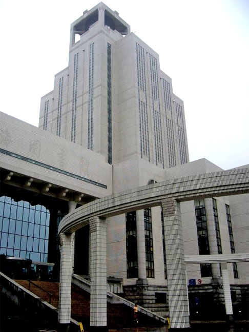  Biblioteca de Shanghai - Shangai (China) - Parte foi aberta em 1847 (Biblioteca Ki-Ka-Wei), mas houve ampliação em 1952, tornando-se Biblioteca de Shangai. Uma torre de 106m a torna a biblioteca mais alta do mundo. 