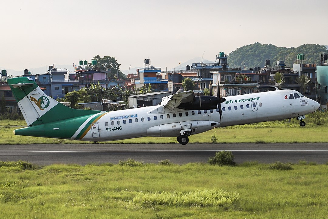 O avião era um ATR72 da Yeti Airlines. A companhia aérea nepalesa, fundada em 1998,  oferece voos domésticos dentro do Nepal. Conhecida por operar em áreas montanhosas, a empresa é um dos principais meios de transporte aéreo no país, especialmente em regiões remotas.
 Reprodução: Flipar