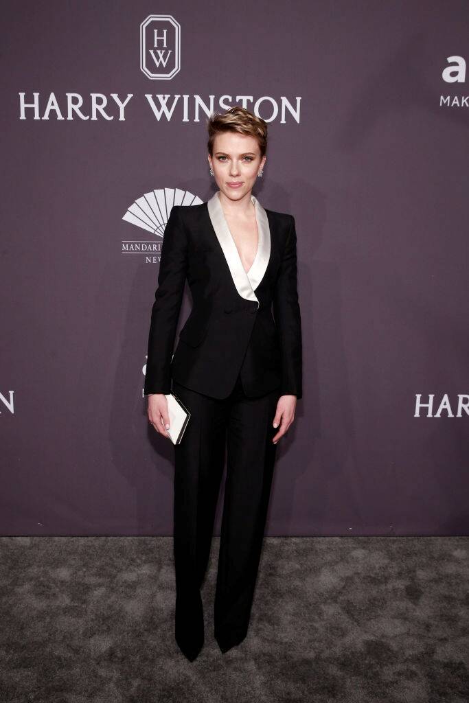 Scarlett Johansson com o look Atelier Versace suit no amfAR Gala 2017. Foto: Divulgação