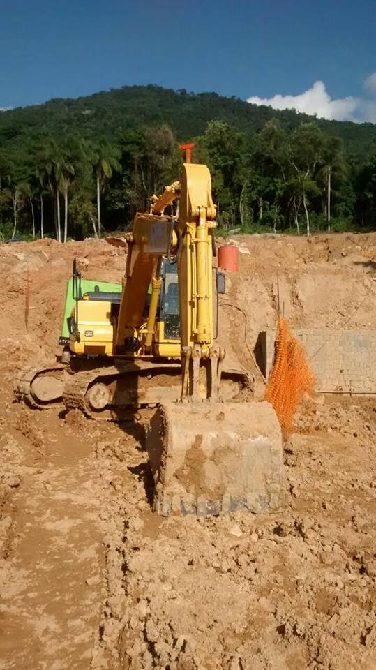 Escavadeira usada nas obras realizadas pela prefeitura de Ilhabela em área proibida. Foto: Divulgação/Polícia Militar Ambiental