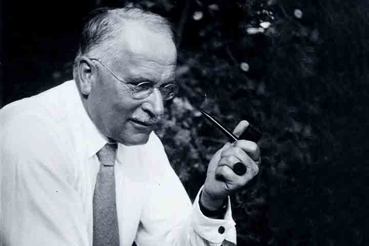O psicólogo suíço Carl Jung (1875-1961) popularizou seu uso na psicologia como símbolo da psique. Jung teve grande importância ao  desenvolver conceitos como inconsciente coletivo. Suas teorias influenciam a psicologia, espiritualidade e artes até hoje.

 Reprodução: Flipar