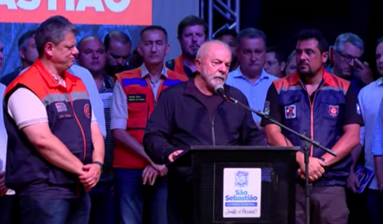 Ao lado do governador Tarcísio, presidente Lula fala sobre as chuvas que atingiram a população no litoral norte de São Paulo. Foto: Reprodução / CNN Brasil - 20.02.2023
