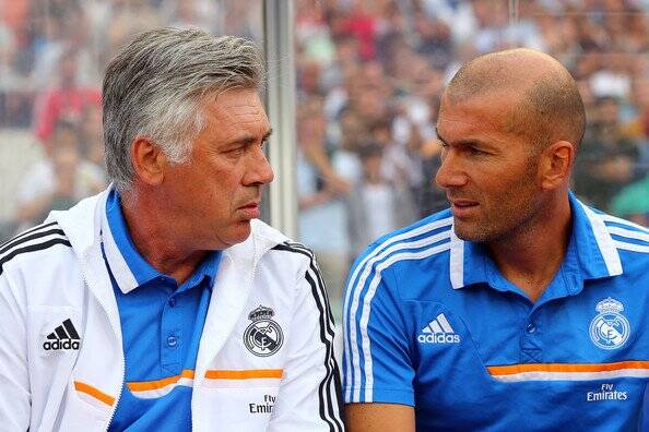 Carlo Ancelotti e Zinedine Zidane trabalharam juntos no Real Madrid e irão se enfrentar pela Liga dos Campeões. Foto: Reprodução