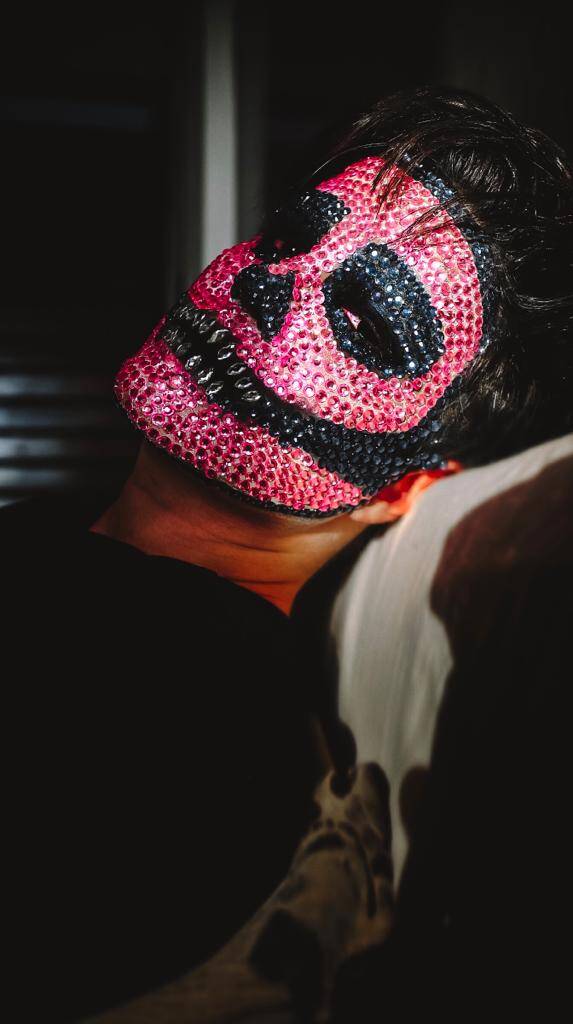 Maquiagem de caveira mexicana cravejada. Foto: Divulgação