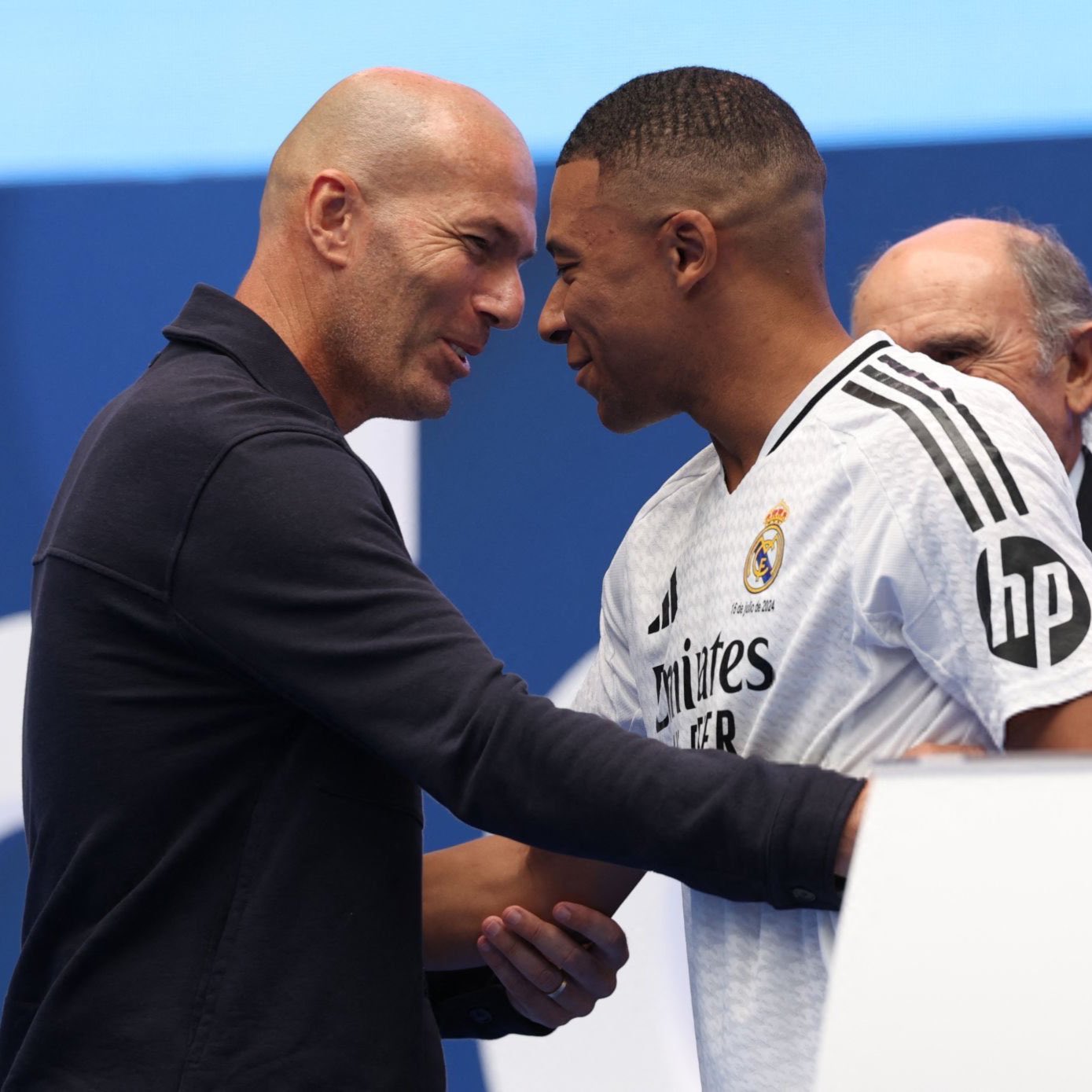 Mbappé encontra Zidane em apresentação no Real Madrid  Reprodução/X