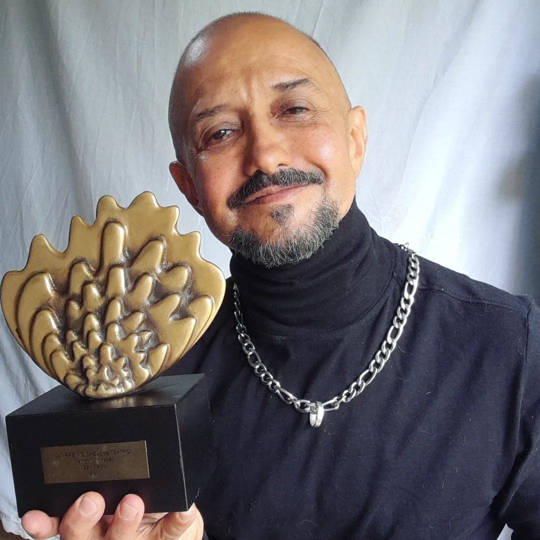 O ativista e multiartista Leo Moreira Sá com o Prêmio Shell de Teatro. Foto: Reprodução/Instagram 20.03.2023