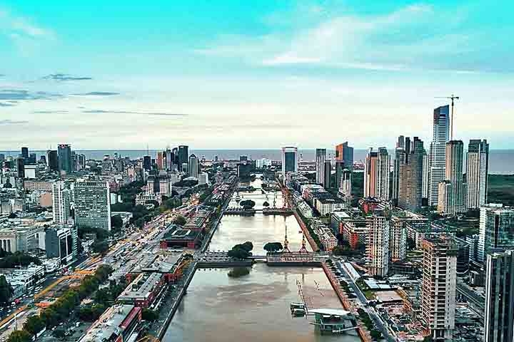 A capital argentina é oficialmente chamada de Cidade Autônoma de Buenos Aires desde 1994 pelo fato de não fazer parte da província de Buenos Aires, apesar de estar dentro dela em termos geográficos. 
 Reprodução: Flipar