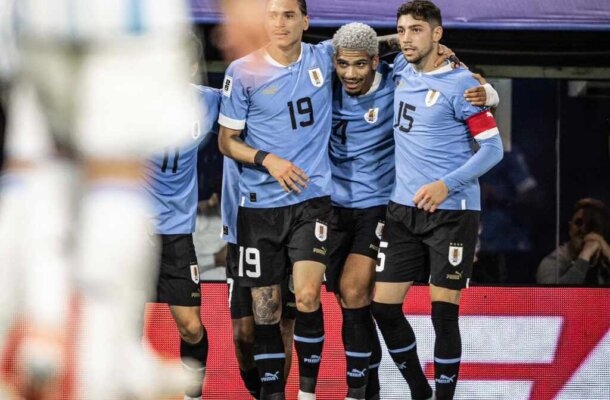 A Argentina também sofreu derrota na última rodada. Na Bombonera, em Buenos Aires, a atual campeã do mundo perdeu para o Uruguai em clássico e teve interrompida sequência de 14 jogos de invencibilidades. - Foto: Divulgação/Seleção Uruguaia de Futebol