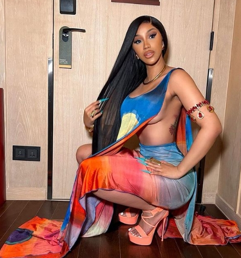 Cardi B, rapper mundialmente conhecida, entrou em 2020 no site. A cantora prioriza postagens sobre bastidores de trabalho.