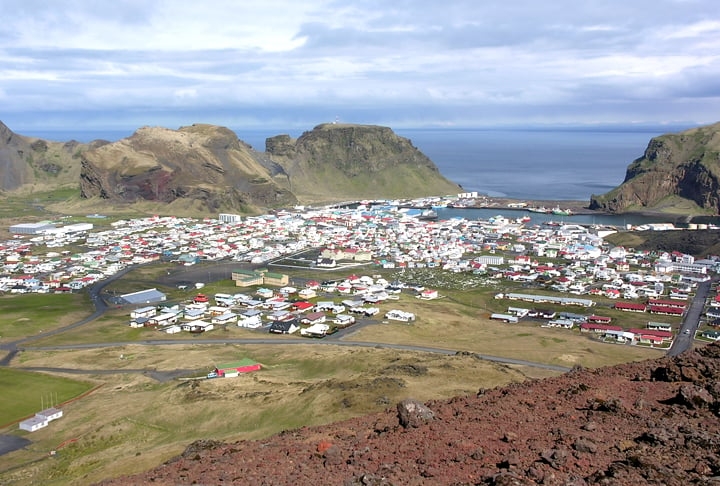 Vestmannaeyjar ainda abriga o Museu Eldheimar, que conta a história da erupção vulcânica de 1973 que atingiu a ilha. Reprodução: Flipar