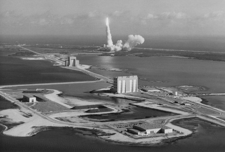 Sua inauguração em 1950 marcou o início de uma nova era na exploração espacial, abrindo caminho para missões pioneiras e descobertas que ajudaram a moldar a compreensão do universo. Reprodução: Flipar