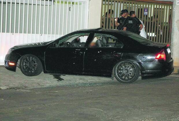 O crime. 
Cerca de 40 tiros atingiram o carro do advogado JOAO GODINHO / O TEMPO