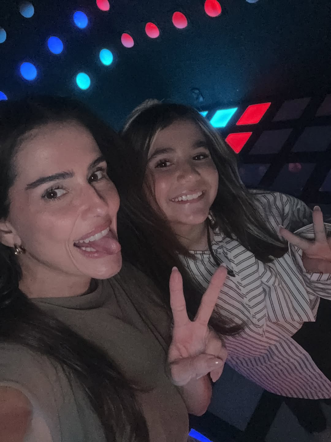 Deborah Secco e Maria Flor fazem selfie. Foto: Reprodução Instagram @dedesecco